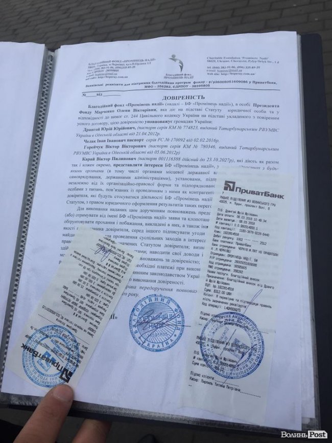 Хто і для чого співами «Лепса-Кіркорова» збирає гроші в центрі Луцька. ФОТО