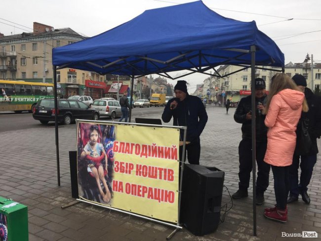 Хто і для чого співами «Лепса-Кіркорова» збирає гроші в центрі Луцька. ФОТО