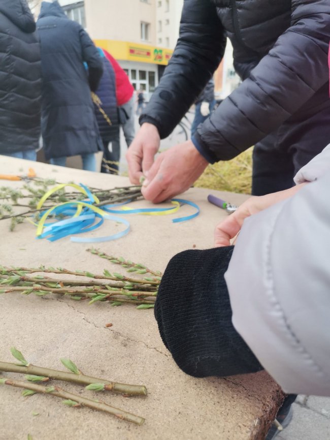 Продавали вербу: у Луцьку волонтери зібрали понад 55 тисяч на потреби ЗСУ 