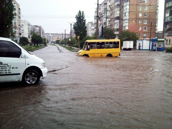 У Кіровограді машини «плавають» вулицями. ФОТО