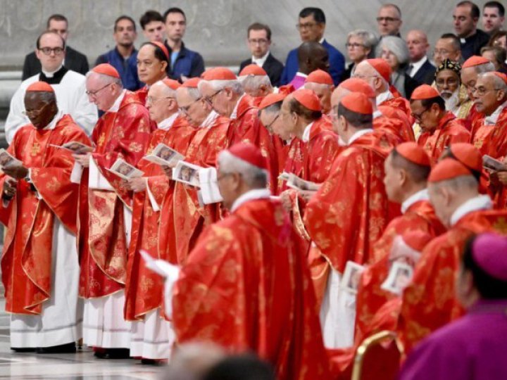 Ватиканський конклав починає обирати нового Папу Римського