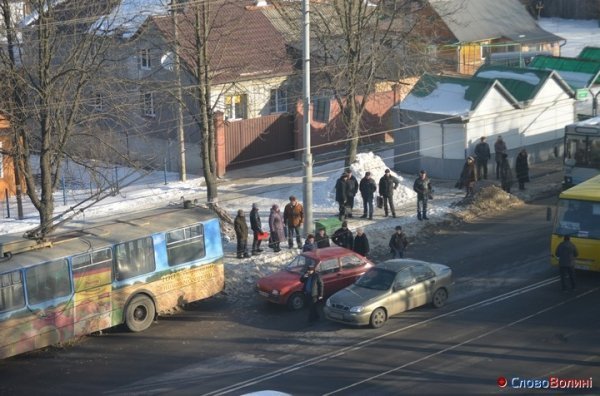 У Луцьку - тролейбусний затор. ФОТО