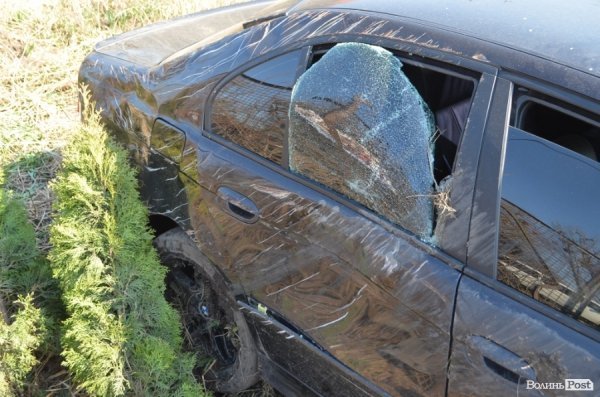Аварія у Луцьку: легковик протаранив опору ліній електропередач. ФОТО. ВІДЕО
