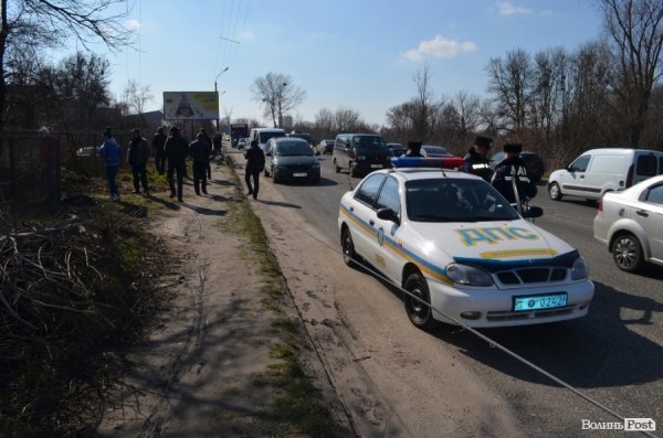Аварія у Луцьку: легковик протаранив опору ліній електропередач. ФОТО. ВІДЕО