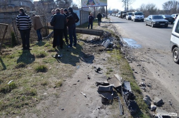 Аварія у Луцьку: легковик протаранив опору ліній електропередач. ФОТО. ВІДЕО
