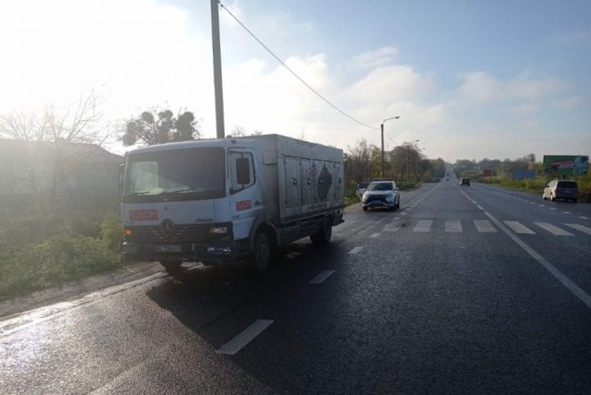 У місті на Волині вантажівка протаранила Opel, який пропускав пішоходів. ФОТО