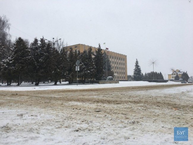 Нововолинськ у полоні зими: як комунальники чистять дороги. ФОТО