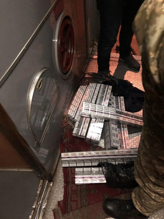 На Волині у потязі затримали чоловіка, який хотів вивезти контрабандні цигарки до Польщі. ФОТО