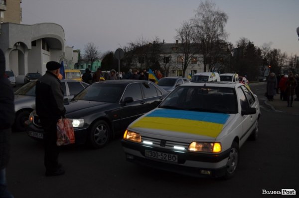 На автомобілі під стінами ОДА повісили жовто-блакитні прапори