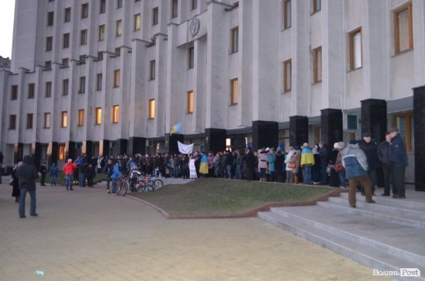 Гарячий світанок у Луцьку: як пікетували губернатора. ФОТО