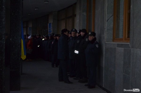 Гарячий світанок у Луцьку: як пікетували губернатора. ФОТО
