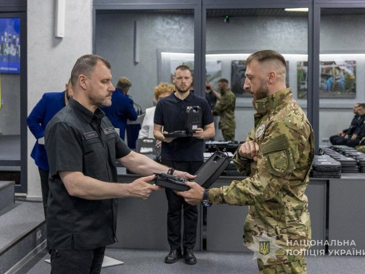 Поліцейські з Волині, які керують бойовими підрозділами, отримали нагороди від міністра МВС