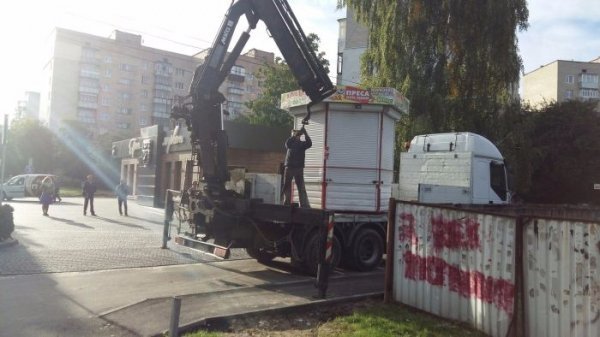 У Луцьку демонтують незаконно розміщені об'єкти. ФОТО