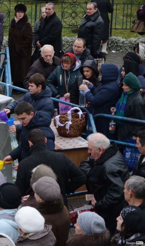 У центрі Луцька освятили воду. ФОТО