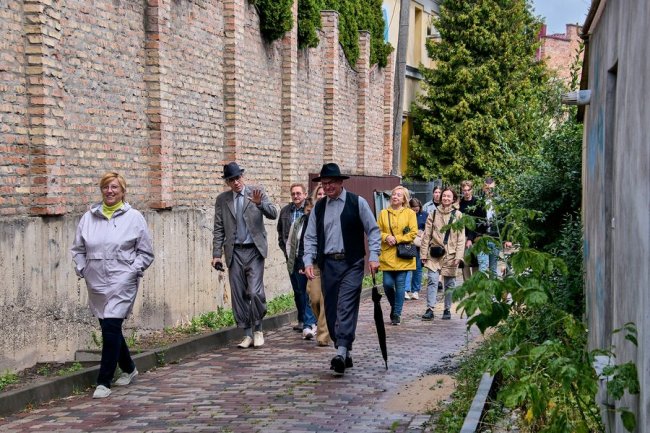 Перша театралізована екскурсія: як два файно вбрані пани у стилі 30-х років XX ст шпацерували вулицями Луцька