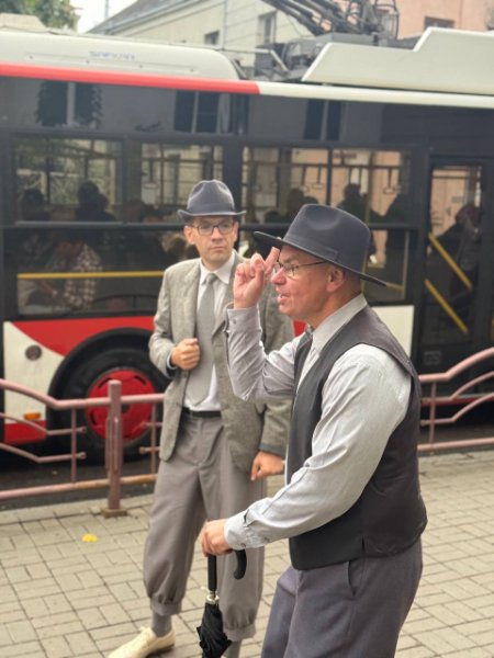 Перша театралізована екскурсія: як два файно вбрані пани у стилі 30-х років XX ст шпацерували вулицями Луцька