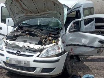 У місті на Волині зіткнулися легковик та вантажівка: травмувалися двоє людей