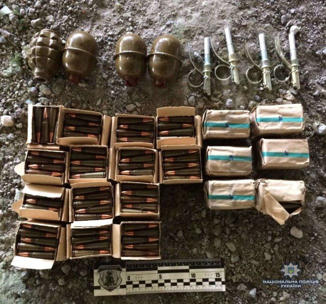 За один день поліцейські вилучили у волинян понад 500 набоїв, рушницю та гранати. ФОТО