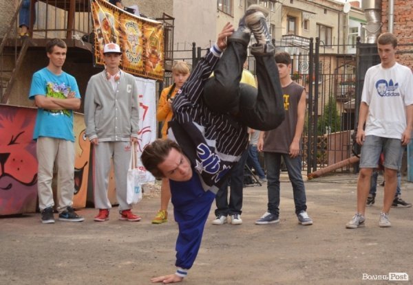 У центрі Луцька влаштували хіп-хоп вечірку. ФОТО  