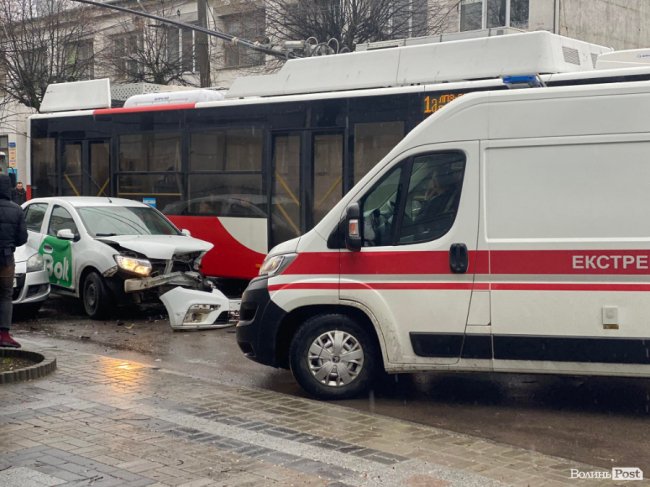 У центрі Луцька – аварія: зіткнулися таксі та спорткар. ФОТО. ОНОВЛЕНО