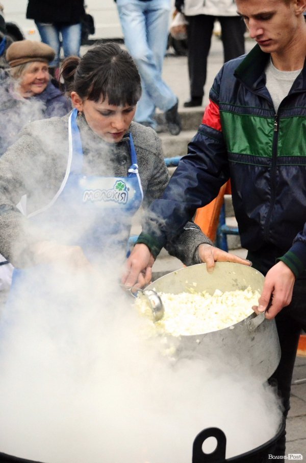  У Луцьку Романюк варив борщ на фестивалі їжі. ФОТО