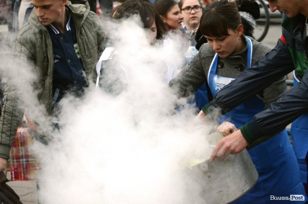  У Луцьку Романюк варив борщ на фестивалі їжі. ФОТО