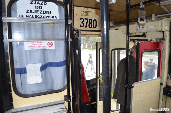 Люблін передав Луцьку 20-річний тролейбус. ФОТО