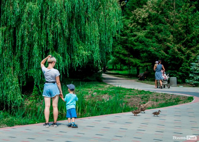 Усмішки малечі та бризки водограю: літній день у Луцьку. ФОТО