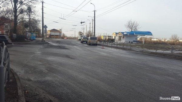 На дорогах Луцька - ковзанка! Як наслідок - численні ДТП. ФОТО. ОНОВЛЕНО