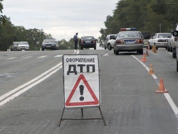 В аварії зіткнулись 3 машини: троє осіб постраждали 