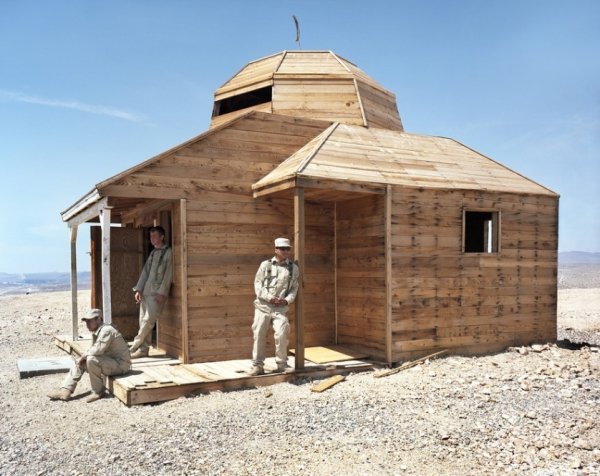 Спеціаліст Брайтон Ноттс, рядовий першого класу Кевін Шарк і сержант Мігель Родрігес в ролі ополченців угруповання «Сини Іраку», Національний навчальний центр, Форт-Ірвінг, Каліфорнія, 2008 рік