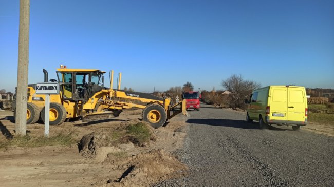 У Луцькому районі між селами ремонтують дорогу. ФОТО