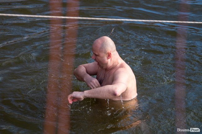 Як лучани пірнали в крижану купіль Стиру. ФОТО. ВІДЕО