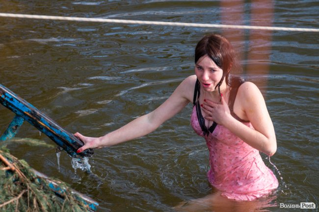 Як лучани пірнали в крижану купіль Стиру. ФОТО. ВІДЕО