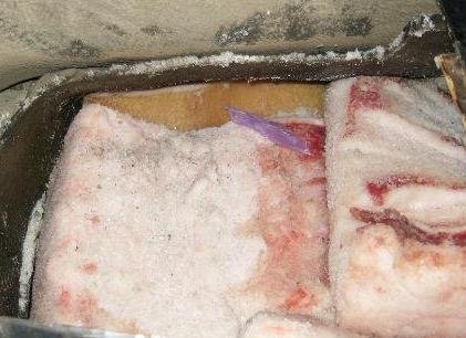 На волинському кордоні затримали  чоловіків, які везли  до Білорусі сало