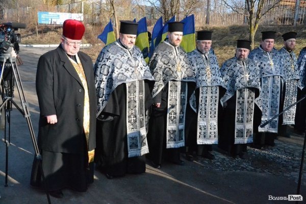 У Луцьку вшанували Героїв Крут, Небесної Сотні та війни на Сході. ФОТО