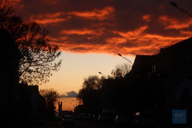 Вогняне небо: захопливий захід сонця у Нововолинську. ФОТО