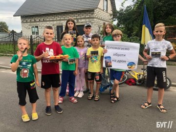 У Володимирі діти на узбіччі продають кекси та лимонад, щоб купити дрон для ЗСУ. ФОТО, ВІДЕО