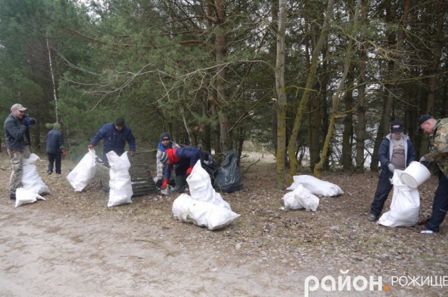 Волинські рибалки прибрали берег озера від сміття. ФОТО