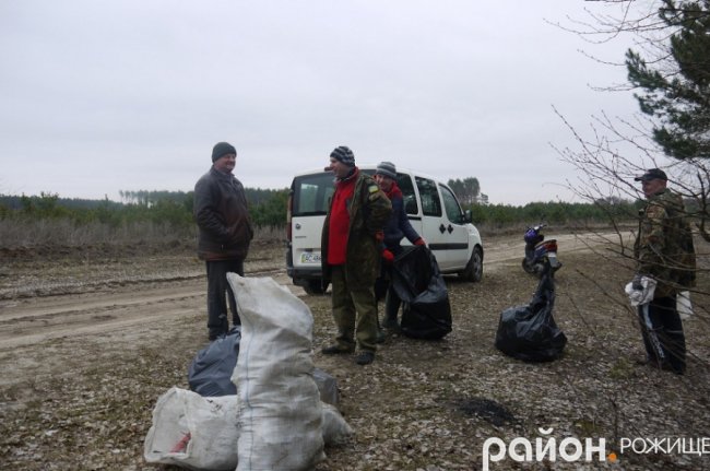 Волинські рибалки прибрали берег озера від сміття. ФОТО