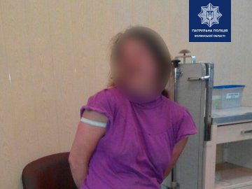 У Луцьку патрульні затримали дорослих, які у дворі будинку пиячили в присутності діток