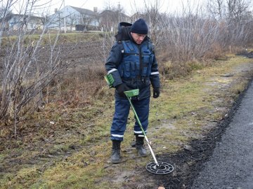 На узбіччі траси Рівне-Луцьк виявили старі боєприпаси. ФОТО