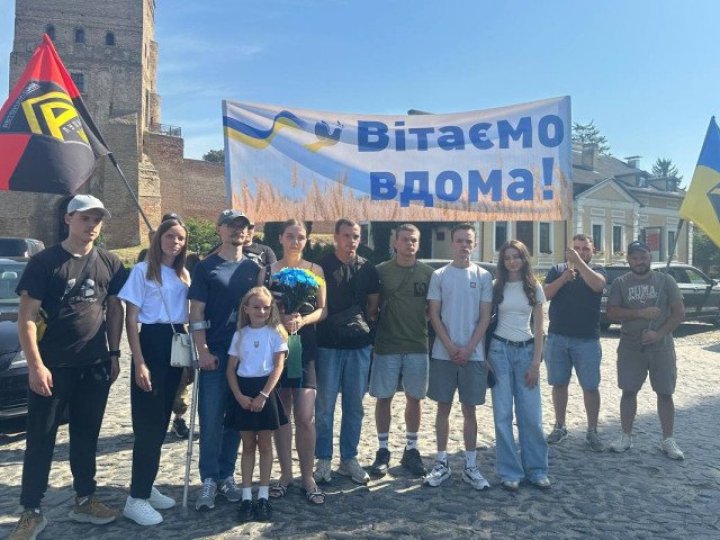 Не бачив рідних більш як 4 роки: лучани зустріли військового, який повернувся з полону