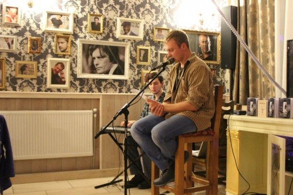 У Луцьку поет презентував вірші в темряві. ФОТО