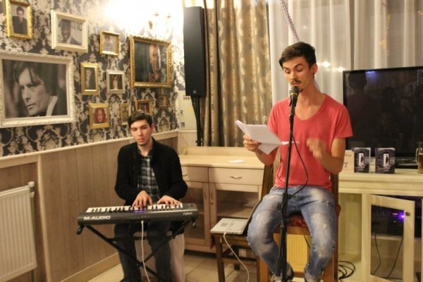 У Луцьку поет презентував вірші в темряві. ФОТО