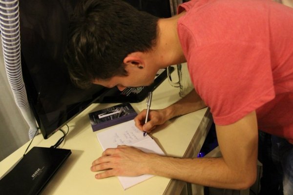 У Луцьку поет презентував вірші в темряві. ФОТО