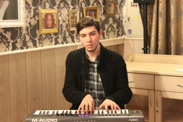 У Луцьку поет презентував вірші в темряві. ФОТО