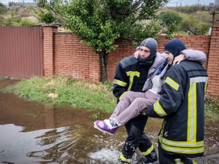 В Одесі рятувальники завершили пошукові роботи після сильної зливи: 10 людей загинули