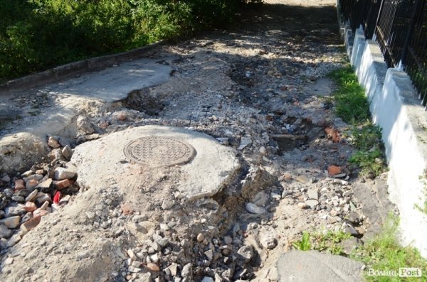 Наслідки зливи у Луцьку: дорога перетворилась у руїни. ФОТО 