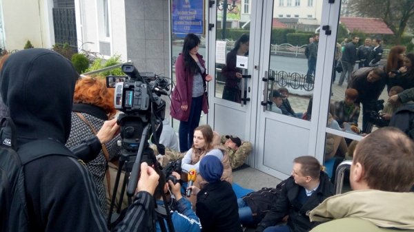 У Луцьку активісти влаштували протест проти поновлення правоохоронців. ФОТО
